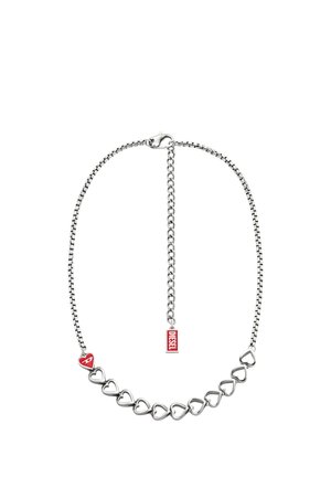 Silberne Halskette mit herzförmigen Gliedern, einem roten Herz-Akzent und einem roten Markenzeichen-Anhänger, mit einer strukturierten Oberfläche und einem Verschluss.
