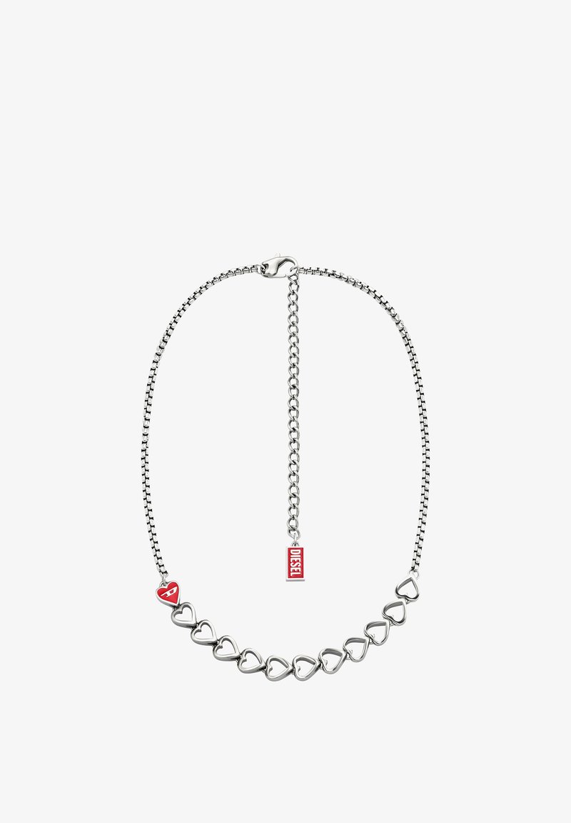 Collier en chaîne argentée avec maillons en forme de cœur, un accent en forme de cœur rouge et une étiquette de marque rouge, avec une finition texturée et une fermeture à clip.