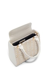 Hvid håndtaske med perleudsmykning, gulddetaljer og en tekstureret overflade. Åbnet for at afsløre et sort indre foer. To håndtag.