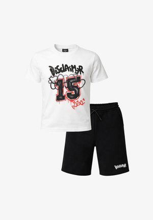 T-shirt bianca a maniche corte con design graffiti "Disclaimer 15", abbinata a pantaloncini neri con coulisse e piccolo testo "Disclaimer".