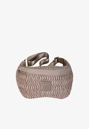 Sac bandoulière matelassé beige avec sangle réglable et patch logo rectangulaire au centre devant.