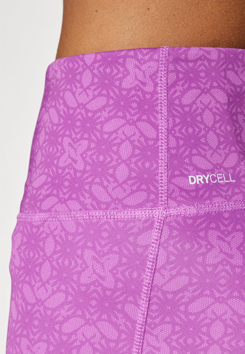 Lila Sportleggings mit einem strukturierten Blumenmuster, ausgestattet mit einem ausgeprägten Bund und dem "DRYCELL"-Logo in Weiß.