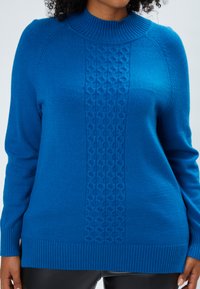 Maglione blu a maglia con un pannello centrale testurizzato, collo e polsini a costine, maniche lunghe e una finitura liscia. Presenta una vestibilità morbida.