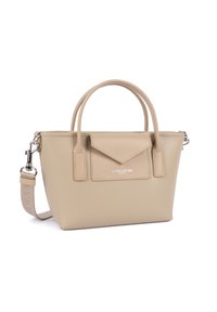 Borsa a tracolla in pelle beige con texture, due manici, tasca con patta anteriore, chiusure in argento e tracolla con marchio rimovibile.
