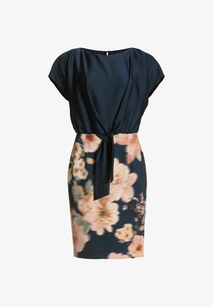 Marineblå satin kjole med korte ærmer, blomsterprint i nuancer af pink og creme på en mørk baggrund, med bindedetalje ved taljen.