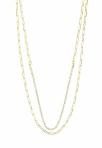 Collier superposé en ton or, présentant des maillons en forme de clip en papier allongés et une rangée de cristaux clairs le long de la chaîne du milieu.