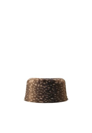 Chapeau en fourrure marron avec une couronne arrondie et des taches claires subtiles, présenté sur un fond blanc.