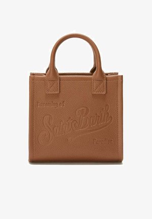 Sac fourre-tout en cuir marron avec lettrage embossé "Rêver du paradis de Saint Barth". Il comporte deux poignées solides et une surface texturée.