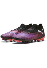 Des crampons de football noirs et violets avec un dessus texturé, arborant une accentuation rouge, un col bas et une semelle extérieure à multiples crampons pour une meilleure traction.
