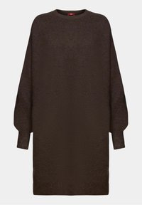 Robe-pull longue en maille marron foncé avec épaules tombantes et manches longues, présentée sur un fond blanc uni.