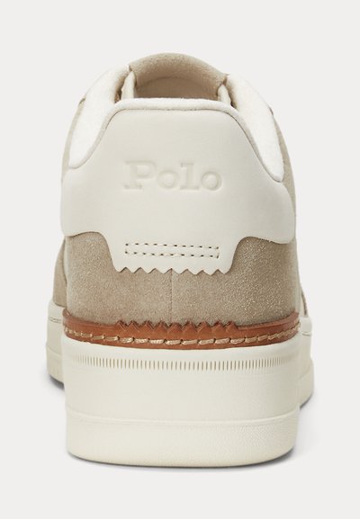 Tallone di sneaker in camoscio beige e pelle bianca con bordo in pelle marrone, suola bianca e logo "Polo" in rilievo sulla linguetta posteriore.