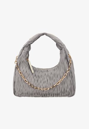 Graue Handtasche aus plissiertem Stoff in Halbmondform, mit Tragegriff oben, goldener Kettendetail und Reißverschluss mit elfenbeinfarbenem Ziehgriff.