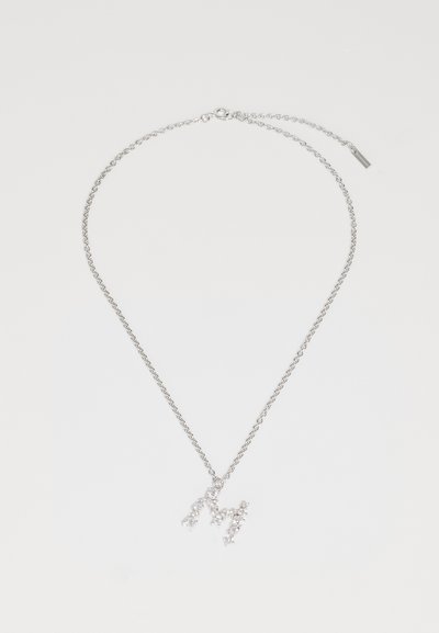 Ασημένια αλυσίδα κολιέ με στυλιζαρισμένο κρεμαστάρι "Μ" διακοσμημένο με διαφανείς ραβδώσεις, που παρουσιάζει ανάγλυφο σχέδιο και ρυθμιζόμενο μήκος.