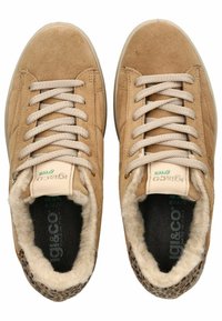 Sneaker in suede beige con lacci beige, foderati in pelliccia e dettagli in stampa leopardata sul tallone. Presenta un logo sulla linguetta.