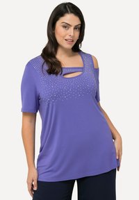 Paarse T-shirt met korte mouwen, voorzien van een sleutelgat halslijn en versierd met rhinestones, gemaakt van gladde stof en met een relaxed fit.