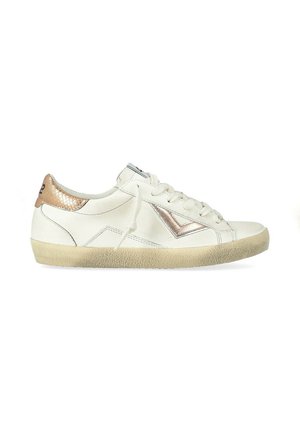 Sneaker bianca bassa con suola beige, dettaglio metallico color oro rosa sul lato e sul tallone, e lacci bianchi, mostrata di profilo laterale.