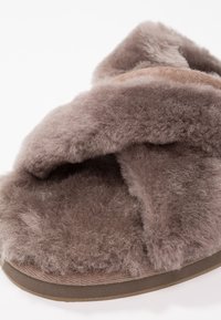 UGG Domácí obuv - dark grey