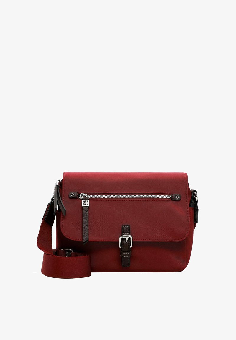 Borsa a tracolla in tela rossa con una tracolla marrone, dotata di una tasca frontale con zip, chiusura a fibbia e una texture liscia. Include una tracolla regolabile.