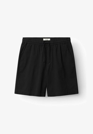 Fekete, kényelmes rövidnadrág gumis derékrésszel, húzózsinórral és oldalzsebekkel, mindennapi viseletre tervezve.