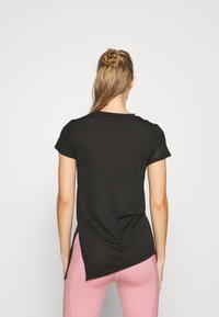 Černé sportovní tričko s krátkým rukávem, zakřiveným lemem a detailními sítovými akcenty na rukávech, vyrobené z lehkého, pružného materiálu.