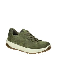 Sneaker impermeabile verde in materiale scamosciato, punta rotonda, suola in gomma sollevata e allacciatura frontale, con fori di ventilazione sui lati.