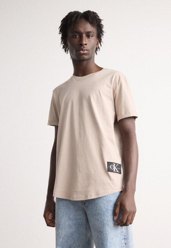 BADGE TURN UP SLEEVE - Basic T-shirt - goat
