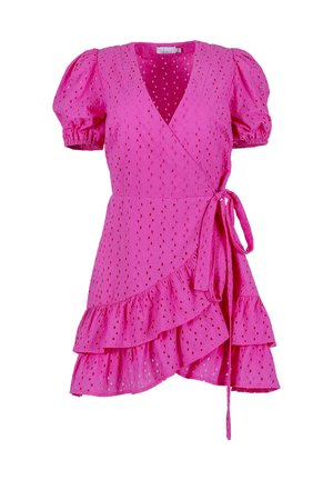 Rózsaszín, horgolt anyagból készült köpenydressz, puffos ujjakkal, derékkötővel és fodros szegéllyel. Az anyagában kivágott minták találhatók.