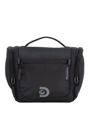 Bolsa de viaje negra con cierre de cremallera, bolsillo frontal y asa superior. Hecha de un tejido duradero, cuenta con un logotipo y acentos de superficie texturizada.
