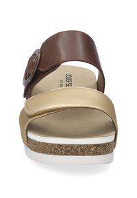 Bruine en beige slip-on sandaal, met een brede band, een ronde hardware detail, een gevoerd voetbed en een textuur kurken wigzool.