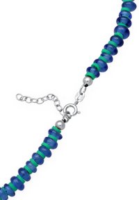 Perlekæde med blå og grønne glasperler med en frostet finish, sikret med en sølvfarvet lobster clasp og en justerbar kæde.