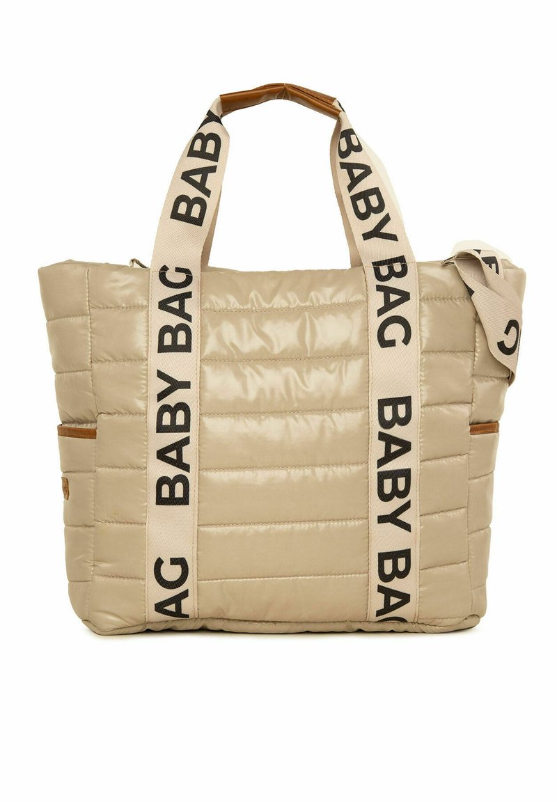 Geantă de bebe bej, căptușită, cu textul negru "BABY BAG" pe curele, având o finisare texturată și accente maronii pe laturi.