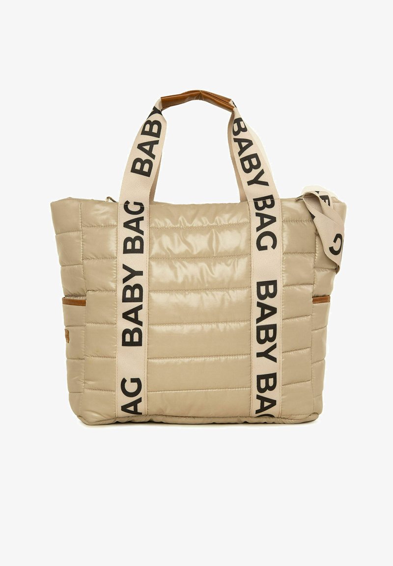 Nertinis smėlio spalvos kūdikių krepšys su juodu užrašu "KŪDIKIŲ KREPŠYS" ant diržų, su tekstūruotu paviršiumi ir rudos spalvos akcentais šonuose.