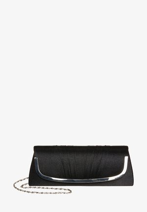 Sort clutch-pung med plisseret satinstruktur, hardware i sølvfarve og aftagelig kædereim. Rektangulær form med buede kantdetaljer.