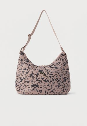 Bolso de hombro rosa claro con patrón de manchas negras abstractas y correa ajustable, con un pequeño logo de Puma dorado en el centro delantero.