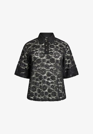 Must lühikeste varrukatega pitsist polo-särk lille mustriga, kolme nupu ja ühevärvilise kraega, valgel taustal.