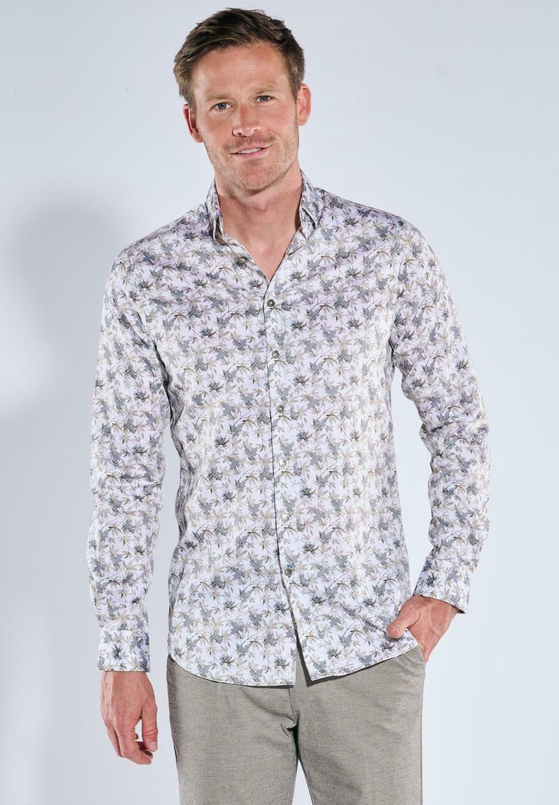 Hemd in Weiß mit einem floralen Muster in Grüntönen und Grau. Lange Ärmel, Standardkragen und figurbetontes Design.