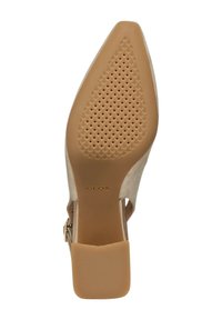 Zapato de tacón alto beige con punta afilada y suela de goma texturizada, que presenta un diseño perforado para transpirabilidad y un tacón bloque estable.