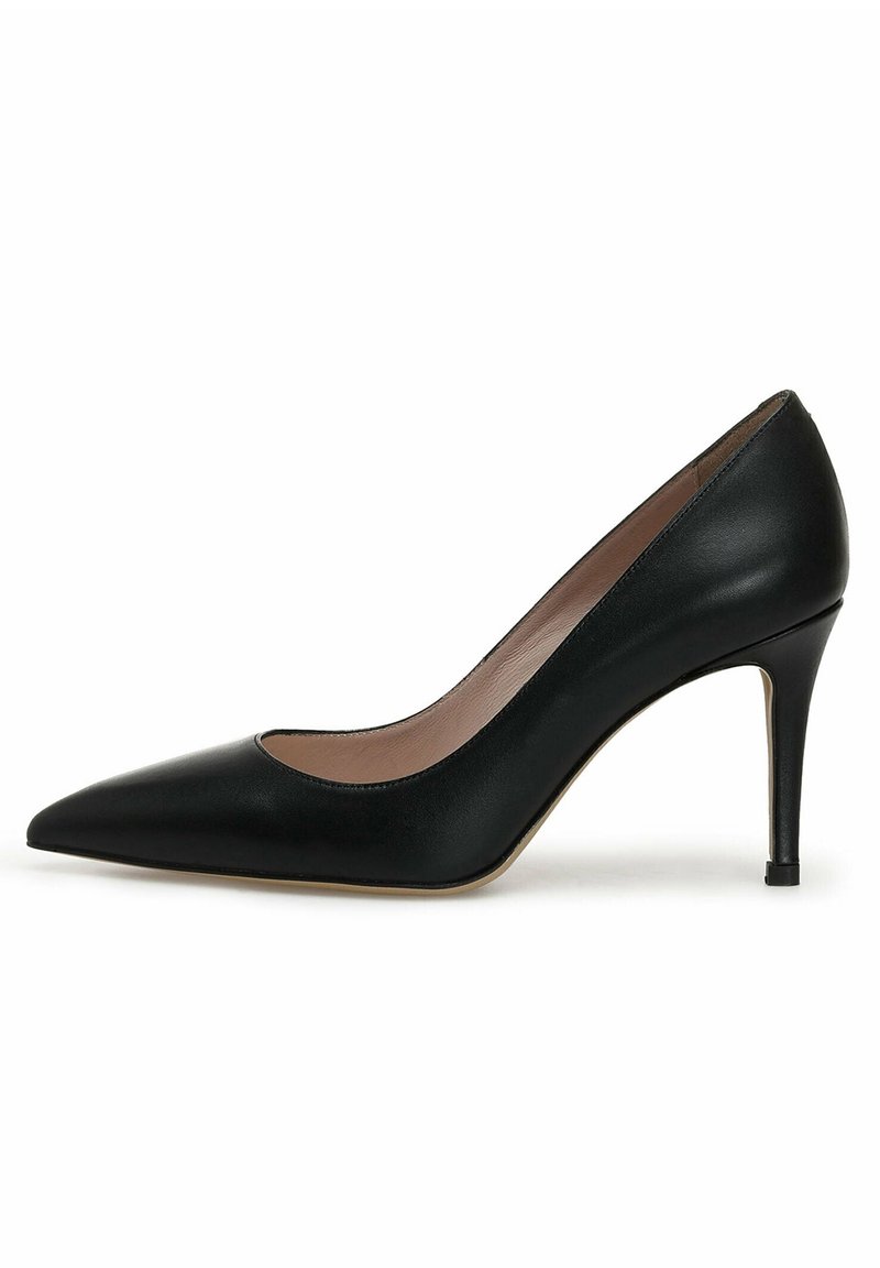 Escarpin en cuir noir à talon haut avec bout pointu et talon aiguille fin, doublure intérieure beige, présenté de profil face à gauche sur fond blanc.