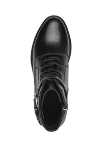 Bottine noire en cuir avec un bout arrondi, fermeture à lacets et zip sur le côté. Texture lisse avec des détails de coutures minimaux.