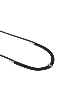Mustakohvane kaelakee, millel on sile tekstuur ja kuldsed detailid. Disain on minimalistlik ja mitmekülgne, koos paindliku kujuga.
