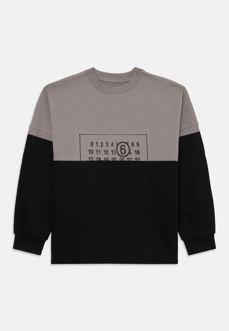 Felpa grigia e nera con una grafica rettangolare sul petto che presenta numeri e la cifra 6. Collo e polsini a costine.