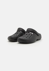 Sabots noirs en matériau léger, dotés de plusieurs trous de ventilation, d'un design courbé, d'une semelle texturée et d'une sangle arrière pour un ajustement sécurisé.