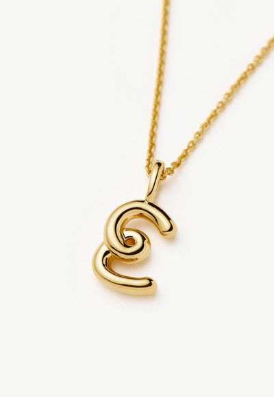 Κρεμαστό κόσμημα με αφηρημένο σπειροειδές σχέδιο σε χρυσό τόνο, πάνω σε μια λεπτή χρυσή αλυσίδα, πάνω σε λευκό φόντο, που αναδεικνύει τις λείες γυαλισμένες επιφάνειες.