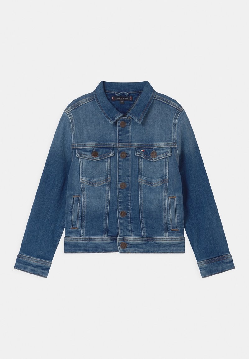 Giacca di jeans in blu medio, con colletto classico, tasche anteriori, chiusura con bottoni e tessitura sbiadita con cuciture a contrasto.