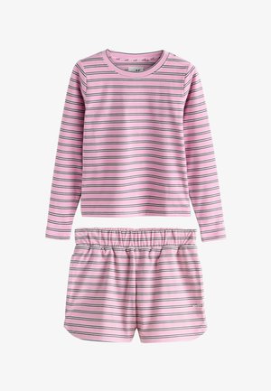 Roze top met lange mouwen en korte broek met elastische tailleband met dunne zwarte en witte horizontale strepen, afgebeeld op een witte achtergrond.