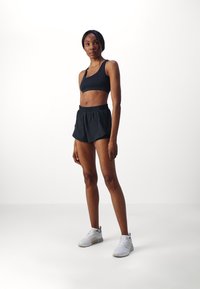 Girlfriend Collective TRAIL - Pantalón corto de deporte - black