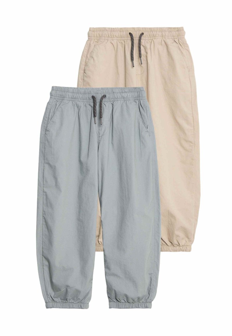 To sæt letvægtsbukser i lysegrå og beige. Begge har elastiske manchetter, snoreliv og sidelommer.