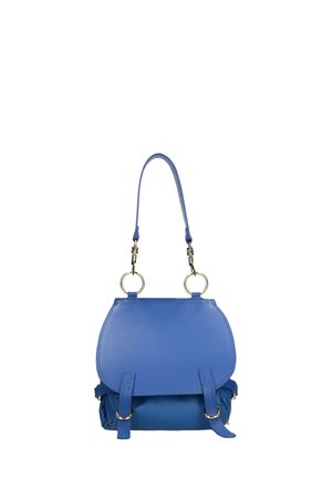 Borsa in pelle blu con un design strutturato e arrotondato, dotata di una tracolla corta, accessori in argento e due chiusure frontali.