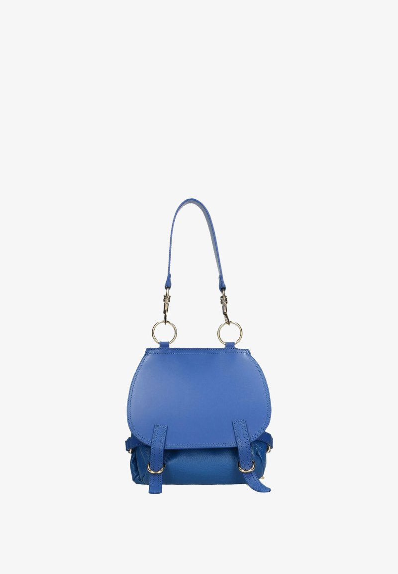 Sac à main en cuir bleu avec un design structuré et arrondi, doté d'une courte lanière, de quincaillerie en argent et de deux fermoirs à l'avant pour la fermeture.