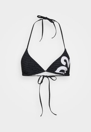 Top de bikini negro con forma triangular, cierre de lazo y tejido texturizado con un patrón de logo repetido y un detalle en blanco.